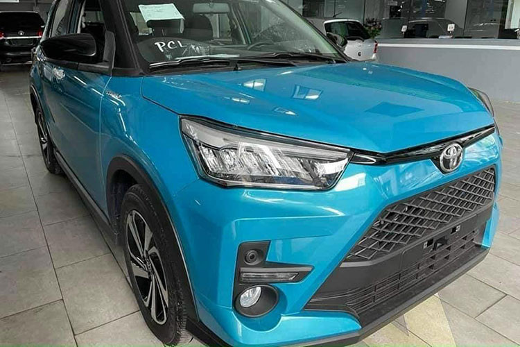 Sau khi giới tư vấn bán hàng đồng loạt hé lộ về thời điểm ra mắt Việt Nam của Toyota Raize 2022 mới (vào khoảng tháng 11 tới), mới đây mẫu SUV cỡ nhỏ này đã bất ngờ được đưa về một đại lý tại Hà Nội khiến nhiều người dùng yêu thích thương hiệu Toyota khá bất ngờ và thích thú.