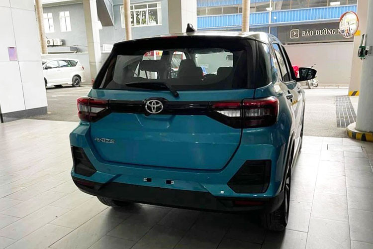Dựa vào hình ảnh thực tế tại đại lý, Toyota Raize dự đoán sẽ khá thu hút sự quan tâm của người dùng Việt nhờ thiết kế ngoại thất bắt mắt. Xe thừa hưởng nhiều đường nét từ người anh Toyota RAV4 với các trang bị như hệ thống đèn full LED cùng mâm hợp kim 17 inch... giống xe đang bán ra tại thị trường quốc tế.