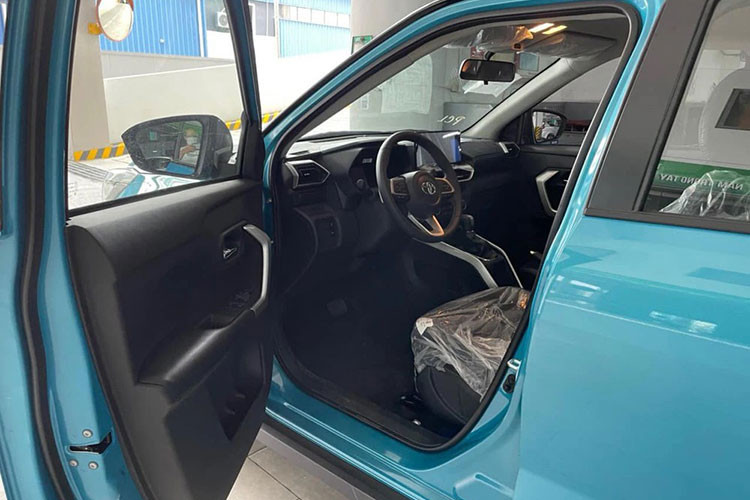 Bên trong nội thất của xe được bố trí 2 hàng ghế với 5 chỗ ngồi. Đặc biệt, nội thất Raize 2021 cũng được đánh giá tương đối hiện đại so với các đối thủ hiện nay với vô-lăng 3 chấu tích hợp nhiều nút bấm và màn hình trung tâm đặt nổi.