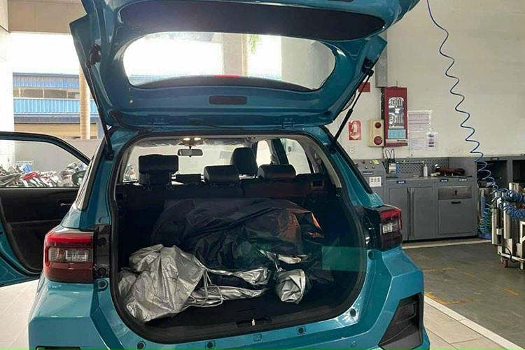 Bên cạnh đó, Toyota Raize 2021 còn được trang bị khá nhiều hệ thống an toàn hiện đại như: Tự động phanh tránh va chạm, Ngăn chặn việc đạp nhầm chân ga, Kiểm soát hành trình chủ động, Hỗ trợ đỗ xe,…