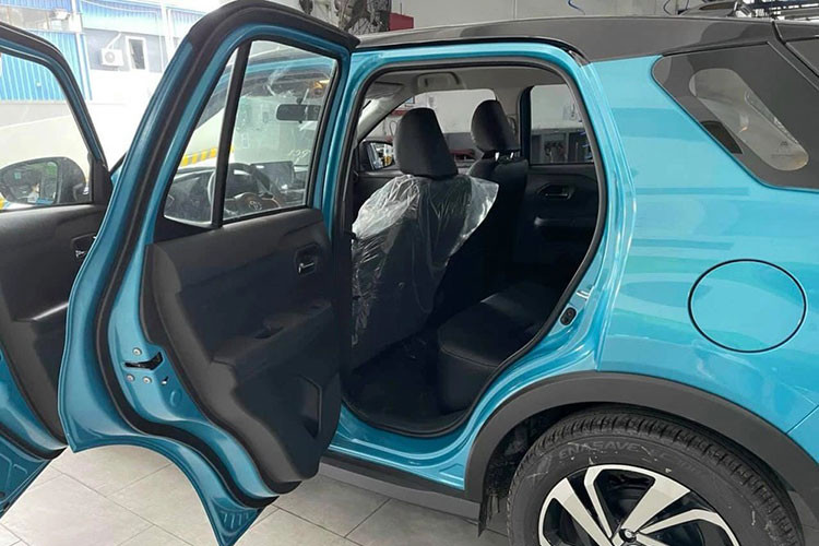 Điểm cộng lớn của Toyota Raize 2022 còn ở khoang hành lý khá rộng rãi với dung tích lên tới 369 lít. Nếu cần thêm không gian, chủ nhân có thể linh động gập hàng ghế sau để tăng không gian chứa đồ.