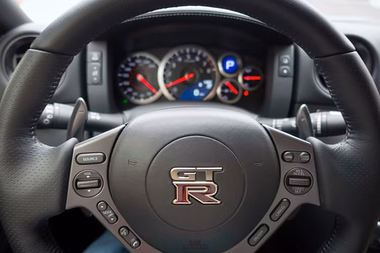 Bảng hiệu kỉ niệm 45 năm xuát hiện ở nhiều nơi trên xe, chính giữa vô lăng là dòng chữ nổi GTR được mạ vàng.