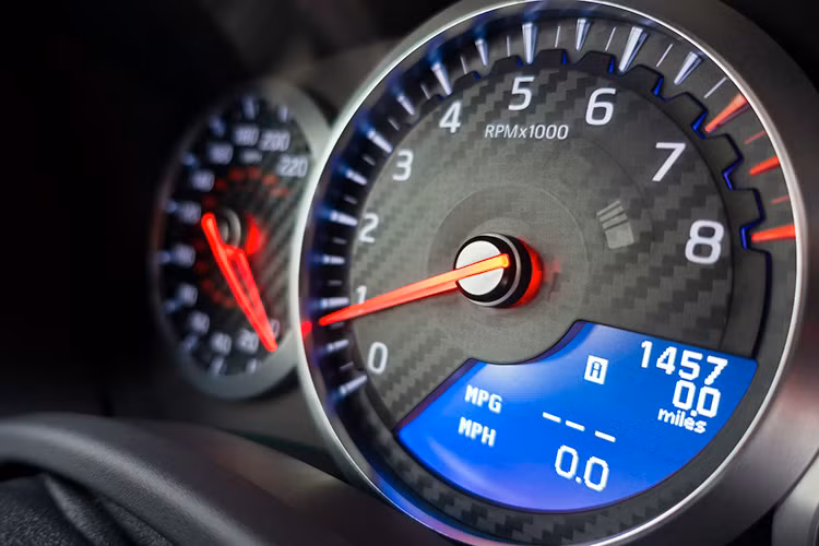 Cụm đồng hồ công tơ mét được thiết kế tuyệt đẹp với những chi tiết làm từ sợi các-bon siêu nhẹ.