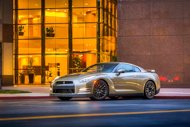 Dựa trên GT-R Premium, phiên bản giới hạn mừng sinh nhật 45 năm có màu sơn vàng đặc biệt.
