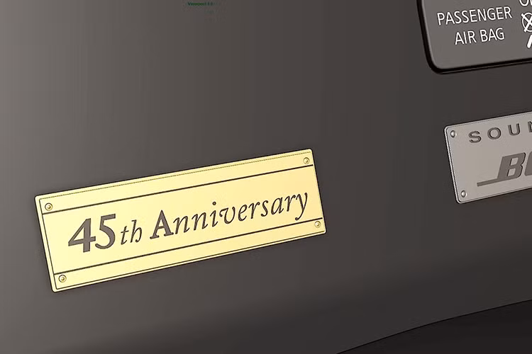 GT-R bản đặc biệt còn có tấm số VIN cùng tông màu thân xe nằm bên trong khoang động cơ và ở bảng điều khiển trung tâm cũng có những tấm logo ghi phiên bản đặc biệt. 