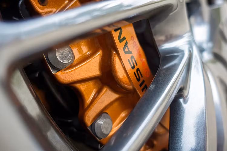 Ở phiên bản này, GTR được trang bị bộ vành độc quyền. Đi kèm với nó là cụm phanh "hàng thửa" màu vàng cực kỳ nổi bật.