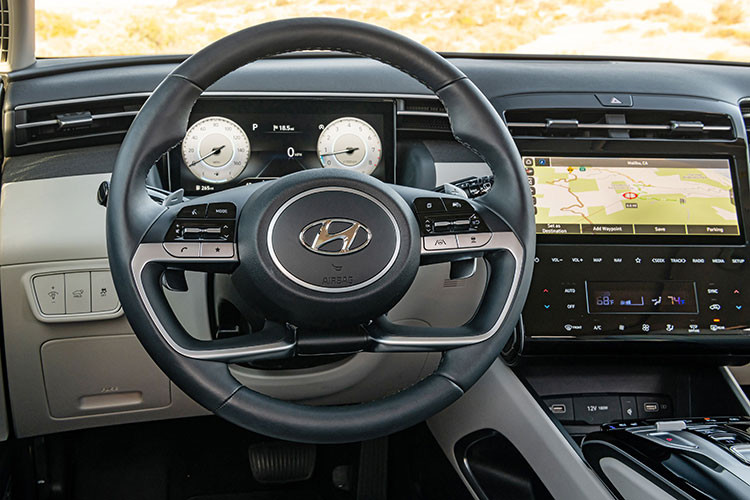 Riêng bản Inspiration cao cấp nhất sẽ có thêm kính cách âm ở hàng ghế thứ nhất và hệ thống đèn LED nội thất tiêu chuẩn. Thay đổi tiếp theo dành cho Hyundai Tucson Hybrid 2023 với công nghệ giảm xóc E-Ride tiêu chuẩn trong khi vành hợp kim 19 inch và lốp Michelin là trang bị tùy chọn.