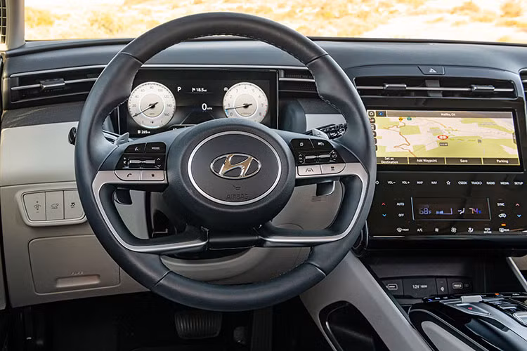 Riêng bản Inspiration cao cấp nhất sẽ có thêm kính cách âm ở hàng ghế thứ nhất và hệ thống đèn LED nội thất tiêu chuẩn. Thay đổi tiếp theo dành cho Hyundai Tucson Hybrid 2023 với công nghệ giảm xóc E-Ride tiêu chuẩn trong khi vành hợp kim 19 inch và lốp Michelin là trang bị tùy chọn.