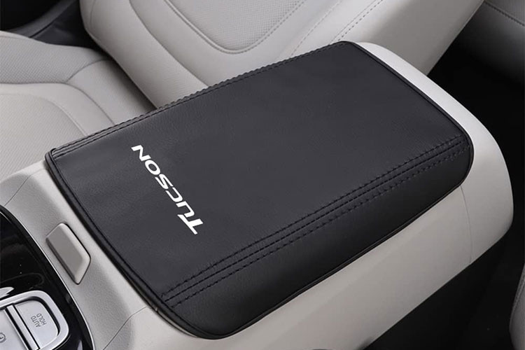 Bên cạnh Platinum Package, Hyundai Tucson 2023 còn được bổ sung gói phụ kiện ngoại thất mang tên Adventure. Gói phụ kiện này lấy cảm hứng từ chiếc xe Hyundai Tucson Beast dùng trong bộ phim Thợ Săn Cổ Vật (Uncharted). Gói Adventure bao gồm những phụ kiện ngoại thất màu đen như cản trước, ốp cua lốp, nẹp trên cửa, tấm ốp gầm phía sau, bộ vành hợp kim 19 inch và bệ bước chân riêng. Gói Adventure này chỉ được áp dụng cho bản Inspiration.