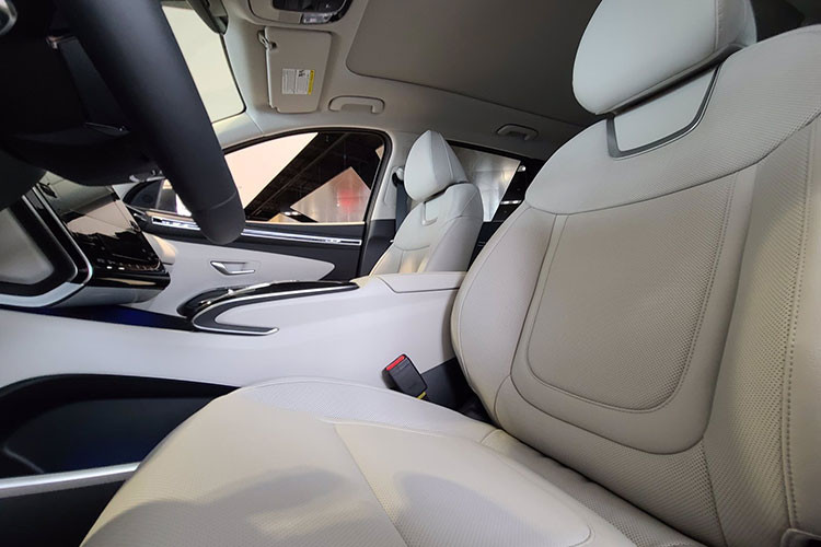 Đặc biệt, Hyundai Tucson Hybrid 2023 còn có thêm hệ dẫn động 4 bánh toàn thời gian AWD. Đây là hệ dẫn động 4 bánh điện tử, mang đến những chế độ lái như Tự động, Đường tuyết, Đường cát và Đường xấu. Ngoài ra, xe còn có gói phụ kiện Platinum Package tùy chọn mới. Gói này bao gồm hệ thống hỗ trợ tránh va chạm khi lùi chuồng và camera 360 độ. 