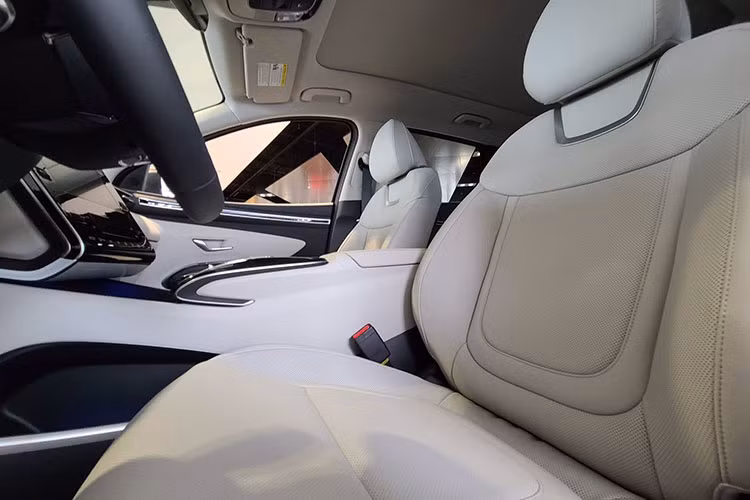 Đặc biệt, Hyundai Tucson Hybrid 2023 còn có thêm hệ dẫn động 4 bánh toàn thời gian AWD. Đây là hệ dẫn động 4 bánh điện tử, mang đến những chế độ lái như Tự động, Đường tuyết, Đường cát và Đường xấu. Ngoài ra, xe còn có gói phụ kiện Platinum Package tùy chọn mới. Gói này bao gồm hệ thống hỗ trợ tránh va chạm khi lùi chuồng và camera 360 độ. 