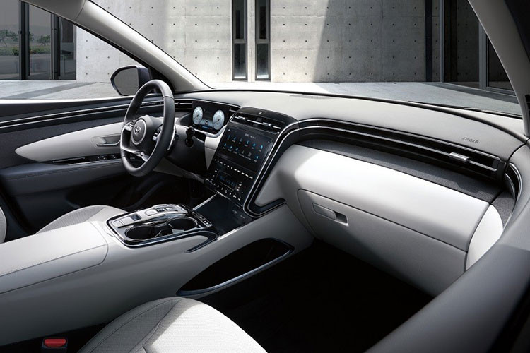 Chưa hết, Hyundai còn bổ sung màn hình thông tin giải trí 8 inch, nút bấm khởi động máy, tính năng mở cửa không cần chìa khóa và camera lùi cho bản Modern tiêu chuẩn. Trong khi đó, bản Premium có thêm màn hình thông tin giải trí 10,25 inch, hệ thống kết nối Blue Link, tính năng sấy kính tự động, cần gạt nước tự động và hệ thống điều hòa tự động 2 vùng.