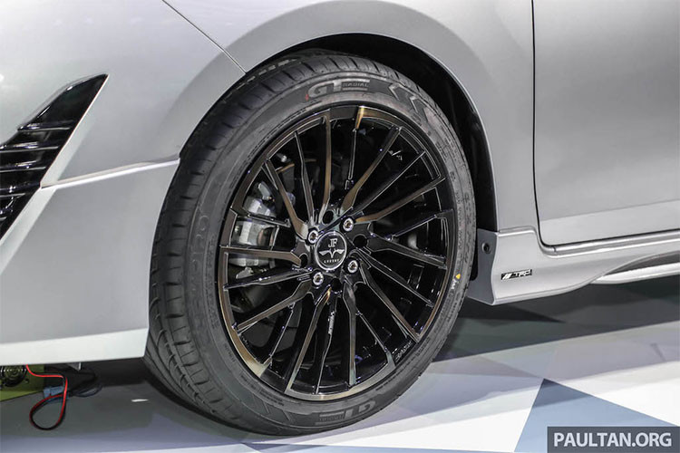 Điểm khác biệt khác trên bản TRD là bộ mâm đúc thể thao kích thước lớn, được sơn đen. Nếu bản tiêu chuẩn sử dụng kích thước 15 inch thì bản TRD này lớn đến 17 inch. 2 Chiếc xe còn có cánh đuôi lớn nằm trên cửa kính sau và cản hậu thể thao với ốp cánh khuếch tán không khí bên dưới.