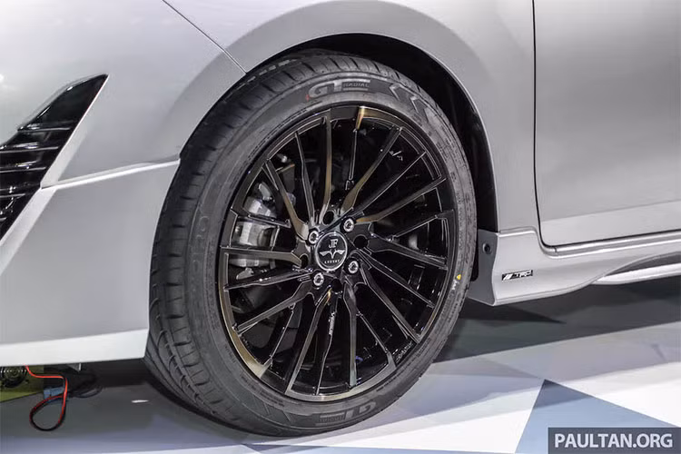 Điểm khác biệt khác trên bản TRD là bộ mâm đúc thể thao kích thước lớn, được sơn đen. Nếu bản tiêu chuẩn sử dụng kích thước 15 inch thì bản TRD này lớn đến 17 inch. 2 Chiếc xe còn có cánh đuôi lớn nằm trên cửa kính sau và cản hậu thể thao với ốp cánh khuếch tán không khí bên dưới.