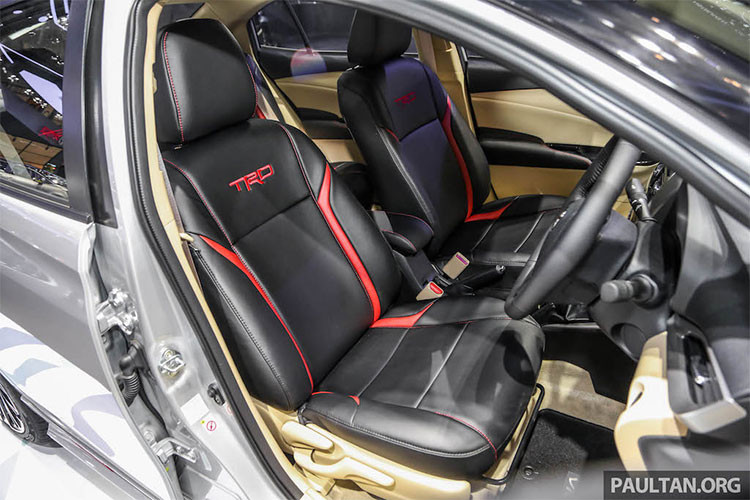 Ghế ngồi bên trong nội thất của Toyota Vios 2018 độ TRD được làm mới lại, bọc da, chỉ khâu màu đỏ cùng logo TRD ở trên lưng ghế. Màu gốc của nội thất là màu vàng be và đen. Indonesia sử dụng vô-lăng đặt bên phải.