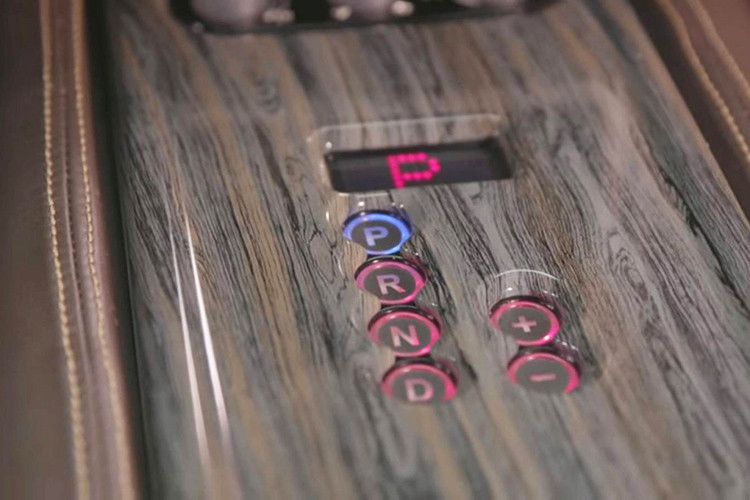 Cụm điều khiển trung tâm của xe ốp gỗ với một vài nút bấm. Nằm bên dưới nắp capô của chiếc Chevrolet Camaro 1967 là khối động cơ xăng LS3 V8, đi kèm bộ siêu nạp Whipple 2,9 lít, tạo ra công suất tối đa lên đến 730 mã lực.