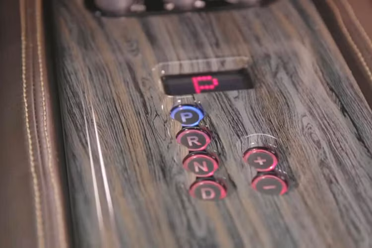 Cụm điều khiển trung tâm của xe ốp gỗ với một vài nút bấm. Nằm bên dưới nắp capô của chiếc Chevrolet Camaro 1967 là khối động cơ xăng LS3 V8, đi kèm bộ siêu nạp Whipple 2,9 lít, tạo ra công suất tối đa lên đến 730 mã lực.