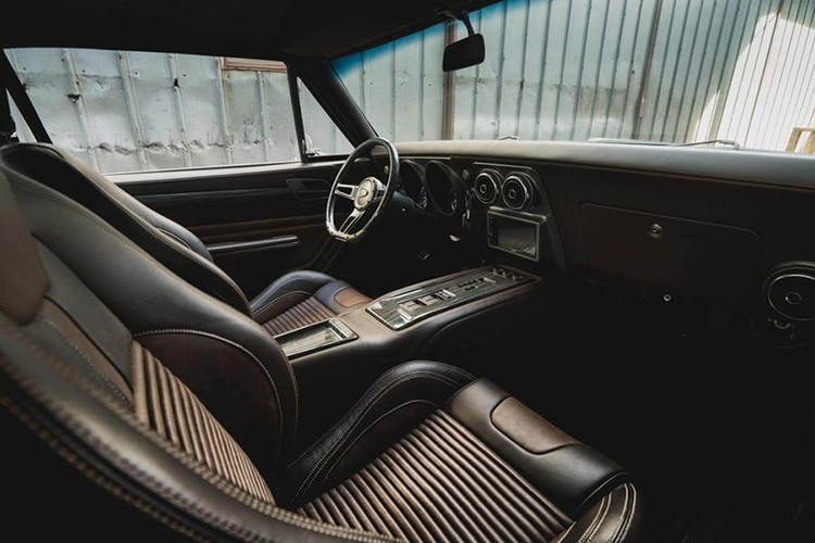 Bên ngoài, chiếc Chevrolet Camaro của Đội trưởng Mỹ được sơn màu xanh quân đội, tương phản với nội thất bọc da màu nâu bên trong. Ngoài ra, chiếc Chevrolet Camaro đặc biệt dành cho Đội trưởng Mỹ đi kèm ghế bọc da Ford Performance Recaro.