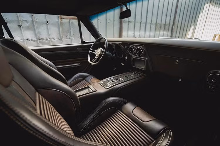 Bên ngoài, chiếc Chevrolet Camaro của Đội trưởng Mỹ được sơn màu xanh quân đội, tương phản với nội thất bọc da màu nâu bên trong. Ngoài ra, chiếc Chevrolet Camaro đặc biệt dành cho Đội trưởng Mỹ đi kèm ghế bọc da Ford Performance Recaro.