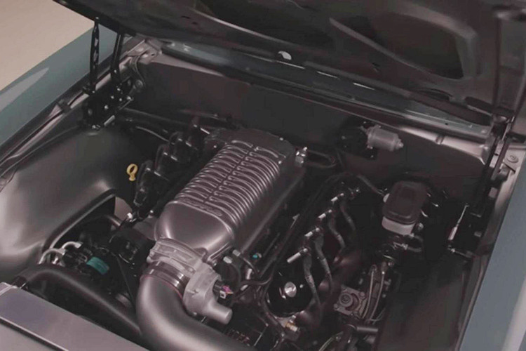 Sức mạnh được truyền tới bánh thông qua hộp số tự động SuperMatic 4 cấp. Trên khoang động cơ còn có dòng chữ "Steve Rogers Special Edition, Custom Built for Chris Evans" (tạm dịch: "Phiên bản đặc biệt Steve Rogers, chế tạo riêng cho Chris Evans").