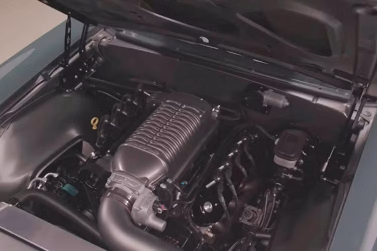 Sức mạnh được truyền tới bánh thông qua hộp số tự động SuperMatic 4 cấp. Trên khoang động cơ còn có dòng chữ "Steve Rogers Special Edition, Custom Built for Chris Evans" (tạm dịch: "Phiên bản đặc biệt Steve Rogers, chế tạo riêng cho Chris Evans").