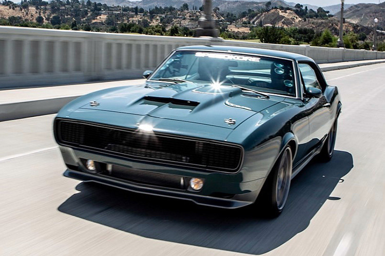 Ngoài đời thực, hai nam diễn viên đảm nhận vai Người Sắt và Đội trưởng Mỹ dường như lại là những người bạn thân thiết. Thậm chí, nam diễn viên gạo cội Robert Downey Jr. (thủ vai Người Sắt) còn tặng một món quà đặc biệt cho Chris Evans (thủ vai Đội trưởng Mỹ), đó là một chiếc "xe cơ bắp" Chevrolet Camaro đời 1967.