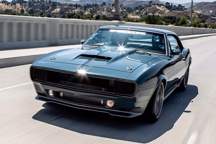 Ngoài đời thực, hai nam diễn viên đảm nhận vai Người Sắt và Đội trưởng Mỹ dường như lại là những người bạn thân thiết. Thậm chí, nam diễn viên gạo cội Robert Downey Jr. (thủ vai Người Sắt) còn tặng một món quà đặc biệt cho Chris Evans (thủ vai Đội trưởng Mỹ), đó là một chiếc "xe cơ bắp" Chevrolet Camaro đời 1967.