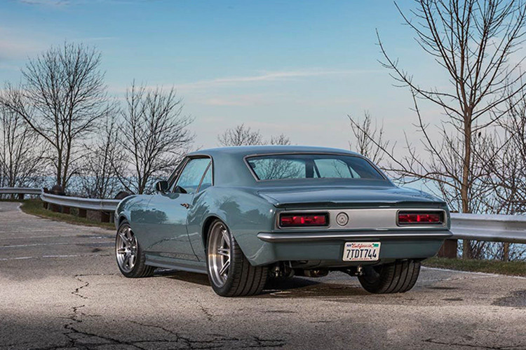 Tất nhiên, chiếc xe cơ bắp Chevrolet Camaro 1967 này không hề bình thường chút nào, thay vào đó đã được công ty Speedkore đặt trụ sở tại bang Wisconsin, Mỹ, độ lại theo yêu cầu của Robert Downey Jr. sao cho hợp với nhân vật Đội trưởng Mỹ Steve Rogers nhất.