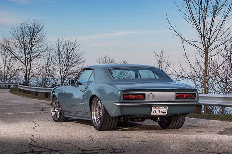 Tất nhiên, chiếc xe cơ bắp Chevrolet Camaro 1967 này không hề bình thường chút nào, thay vào đó đã được công ty Speedkore đặt trụ sở tại bang Wisconsin, Mỹ, độ lại theo yêu cầu của Robert Downey Jr. sao cho hợp với nhân vật Đội trưởng Mỹ Steve Rogers nhất.