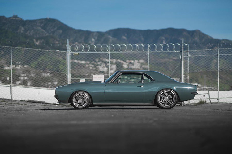 Chiếc Chevrolet Camaro cổ này đã được Người Sắt tặng cho Đội trưởng Mỹ vào thời điểm đóng máy của phần phim Avengers: Infinity War. Có vẻ như chiếc xe này đóng vai trò đánh dấu mối quan hệ thân thiết sau nhiều năm của hai nam diễn viên hàng đầu Hollywood hiện nay.