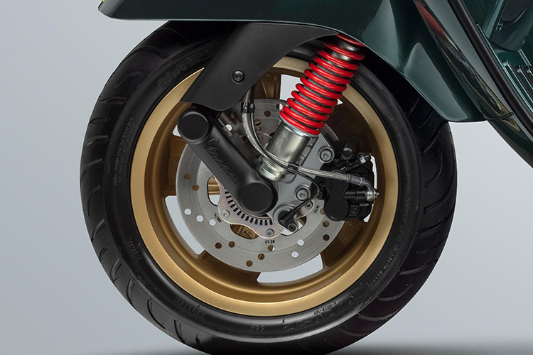 Thay thế cho bộ vành bánh xe màu crôm cổ điển đặc trưng, Vespa GTS Super và Vespa Sprint “Racing Sixties” trang bị vành bánh xe sơn vàng nổi bật. Sự độc đáo và đẳng cấp của mẫu xe tay ga phân khúc cao cấp bậc nhất được khẳng định nhờ yên xe mới êm ái với chất liệu cao cấp, được phủ lớp PVC để bảo vệ trước ảnh hưởng của thời tiết và môi trường, thiết kế yên được hoàn thiện với đường chỉ nổi được chế tác tỉ mỉ, lấy cảm hứng từ phong cách những chiếc xe thể thao những năm 1960.