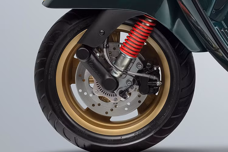 Thay thế cho bộ vành bánh xe màu crôm cổ điển đặc trưng, Vespa GTS Super và Vespa Sprint “Racing Sixties” trang bị vành bánh xe sơn vàng nổi bật. Sự độc đáo và đẳng cấp của mẫu xe tay ga phân khúc cao cấp bậc nhất được khẳng định nhờ yên xe mới êm ái với chất liệu cao cấp, được phủ lớp PVC để bảo vệ trước ảnh hưởng của thời tiết và môi trường, thiết kế yên được hoàn thiện với đường chỉ nổi được chế tác tỉ mỉ, lấy cảm hứng từ phong cách những chiếc xe thể thao những năm 1960.