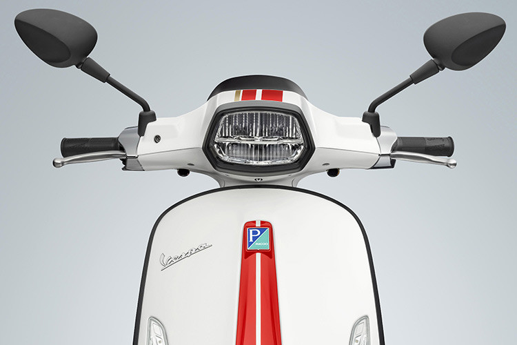 Nguồn cảm hứng xe đua kỷ nguyên 1960s của Vespa Racing Sixties còn được tôn vinh qua sự kết hợp tài tình của các sắc màu tương phản như xanh lục và vàng, trắng và đỏ. Màu xanh lục là sắc màu gắn với nhiều mẫu xe Vespa thể thao trong lịch sử, tiêu biểu nhất là chiếc Vespa Montlhéry ra đời năm 1950 đã lập kỷ lục thế giới về tốc độ. Càng đặc biệt hơn, đây là màu sắc gắn liền với những mẫu xe thể thao huyền thoại đã làm nên lịch sử tại các đường đua danh giá ở Châu Âu thập niên 60.