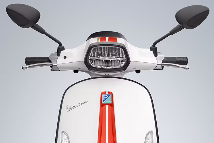 Nguồn cảm hứng xe đua kỷ nguyên 1960s của Vespa Racing Sixties còn được tôn vinh qua sự kết hợp tài tình của các sắc màu tương phản như xanh lục và vàng, trắng và đỏ. Màu xanh lục là sắc màu gắn với nhiều mẫu xe Vespa thể thao trong lịch sử, tiêu biểu nhất là chiếc Vespa Montlhéry ra đời năm 1950 đã lập kỷ lục thế giới về tốc độ. Càng đặc biệt hơn, đây là màu sắc gắn liền với những mẫu xe thể thao huyền thoại đã làm nên lịch sử tại các đường đua danh giá ở Châu Âu thập niên 60.