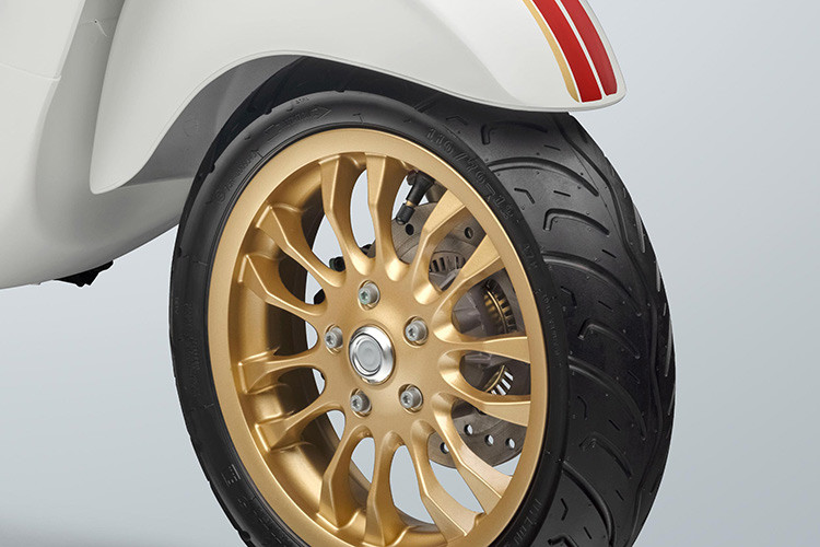 Điểm nhấn nổi bật về phong cách chính là những chi tiết sơn màu đen tỉ mỉ như bộ kính chiếu hậu, gác chân cho người ngồi sau, ốp viền đèn trước và sau, ốp ống xả, bộ ngàm phanh, tay nắm sau, viền khung xe cũng như ốp mào xe trên tấm chắn bùn phía trước của Vespa GTS Super “Racing Sixties”. Cà vạt sơn màu vàng hoặc đỏ, đồng điệu với tem thể thao, nhấn nhá hốc còi sơn đen độc đáo hoàn thiện phong cách “Racing Sixties” đầy ấn tượng.