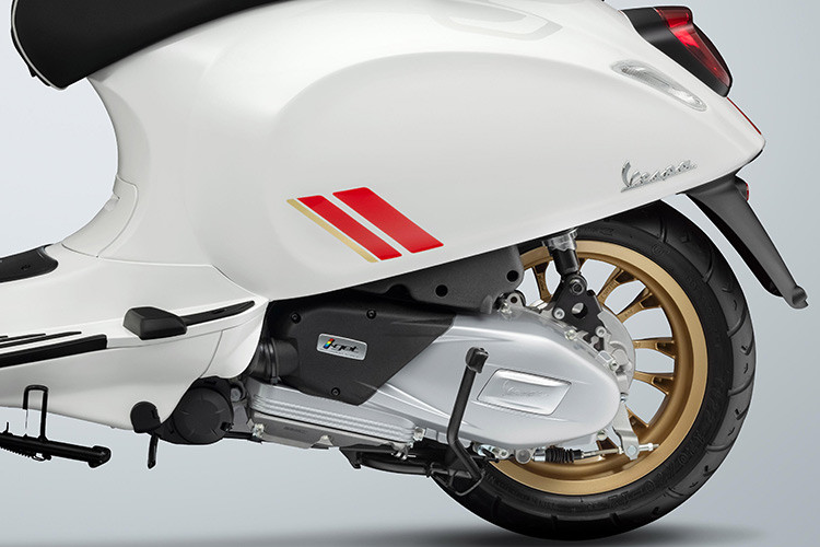 Vespa GTS Super Racing Sixties 150cc được trang bị khối động cơ tối tân trong “gia đình” iGet: Động cơ xi lanh đơn 4 thì 4 van, phun xăng điện tử, làm mát bằng dung dịch. Xe cũng được trang bị hệ thống dừng tạm thời Start &amp; Stop với cơ chế Tự động ngắt &amp; khởi động động cơ. Đây là thế hệ động cơ tiên tiến của Piaggio, đạt chất lượng vượt trội, độ tin cậy và thân thiện môi trường theo tiêu chuẩn quốc tế, đồng thời phù hợp với điều kiện sử dụng và môi trường của Việt Nam.