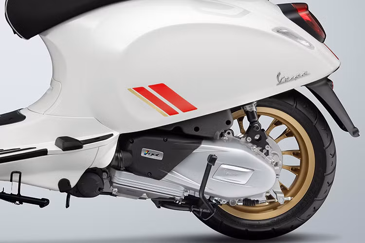 Vespa GTS Super Racing Sixties 150cc được trang bị khối động cơ tối tân trong “gia đình” iGet: Động cơ xi lanh đơn 4 thì 4 van, phun xăng điện tử, làm mát bằng dung dịch. Xe cũng được trang bị hệ thống dừng tạm thời Start &amp; Stop với cơ chế Tự động ngắt &amp; khởi động động cơ. Đây là thế hệ động cơ tiên tiến của Piaggio, đạt chất lượng vượt trội, độ tin cậy và thân thiện môi trường theo tiêu chuẩn quốc tế, đồng thời phù hợp với điều kiện sử dụng và môi trường của Việt Nam.