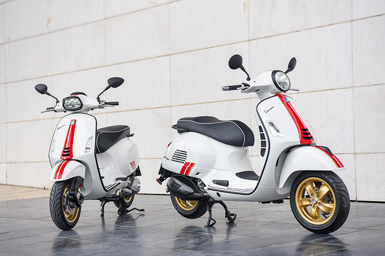 Ngoài sức mạnh mới và thiết kế đậm chất Ý, Vespa Racing Sixties cũng được trang bị những tính năng xứng tầm đẳng cấp như phanh ABS, cụm đèn LED tối tân, cổng sạc USB tiện lợi và khóa từ chống trộm an toàn. Giá xe Vespa Vespa Racing Sixties cụ thể như sau; Sprint Racing Sixties bán ra 94,9 triệu đồng, GTS Racing Sixties có giá bán lần lượt cho 2 phiên bản 150cc và 300cc là 120 triệu đồng và 135 triệu đồng.