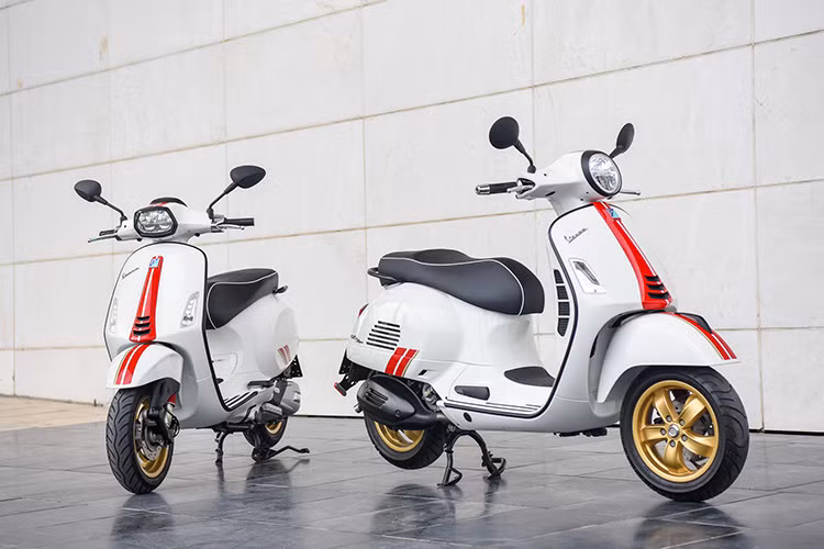 Ngoài sức mạnh mới và thiết kế đậm chất Ý, Vespa Racing Sixties cũng được trang bị những tính năng xứng tầm đẳng cấp như phanh ABS, cụm đèn LED tối tân, cổng sạc USB tiện lợi và khóa từ chống trộm an toàn. Giá xe Vespa Vespa Racing Sixties cụ thể như sau; Sprint Racing Sixties bán ra 94,9 triệu đồng, GTS Racing Sixties có giá bán lần lượt cho 2 phiên bản 150cc và 300cc là 120 triệu đồng và 135 triệu đồng.