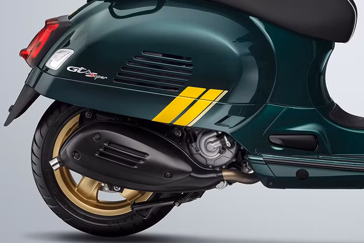 Vespa Sprint Racing Sixties 150cc đặc biệt mạnh mẽ với lựa chọn động cơ duy nhất là thế hệ động cơ iGet 150cc mới: xy lanh đơn, làm mát bằng gió, động cơ 4 thì 3 van phun xăng điện tử. Công suất và mô men xoắn cực đại đạt 9.5 kW tại 7,750 vòng/phút và 12.8 Nm tại 6,500 vòng/phút. Những thông số ấn tượng này khẳng định khả năng gia tốc và vận hành mạnh mẽ của Vespa Sprint 150cc nói chung và Sprint Racing Sixties nói riêng.