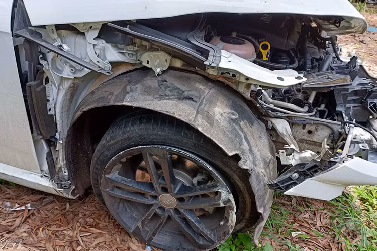 Công an thành phố Bắc Giang cũng đã ra lệnh giữ người trong trường hợp khẩn cấp, lệnh bắt người bị giữ trong trường hợp khẩn cấp và quyết định tạm giữ hình sự đối với tài xế Nguyễn Đức Thịnh (sinh năm 1987, cán bộ Sở GTVT Bắc Giang).