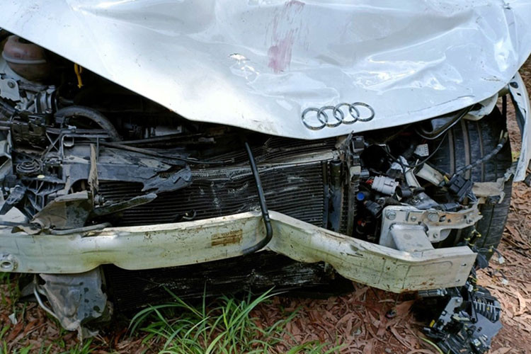 Sau vụ tai nạn làm chết 3 người, chiếc Audi TT hạng sang mang BKS: 98A-499.44 do ông Nguyễn Đức Thịnh (SN 1987 trú phường Ngô Quyền, TP Bắc Giang) điều khiển đã được Công an thành phố Bắc Giang tạm giữ với hiện trạng hư hỏng nặng.