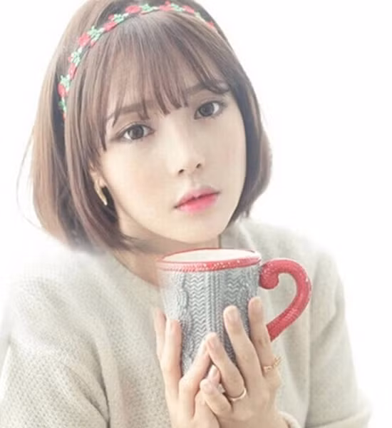 Có lẽ, tóc ngắn suôn mái thưa chính là kiểu tóc phù hợp nhất với cô nàng mặt tròn.