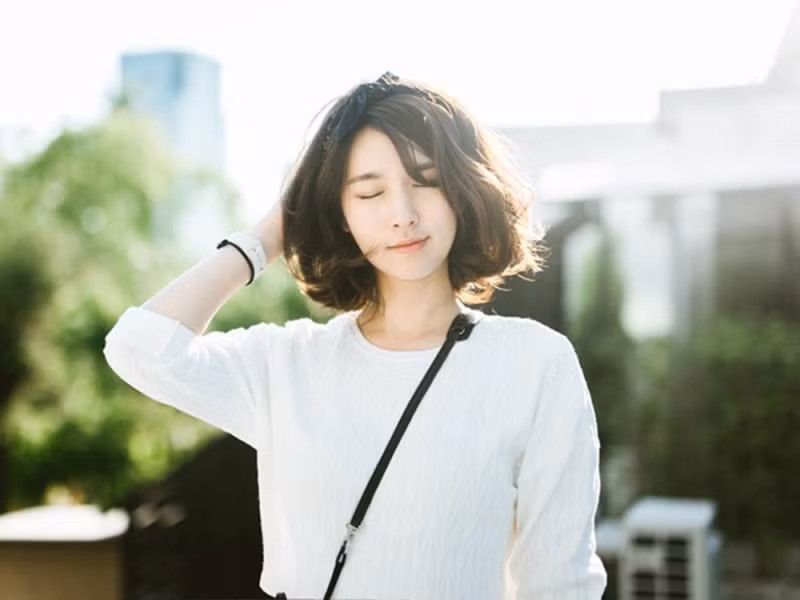 Bạn có thể rẽ ngôi giữa cho mái tóc ngắn đánh rối để tăng thêm phần gợi cảm.