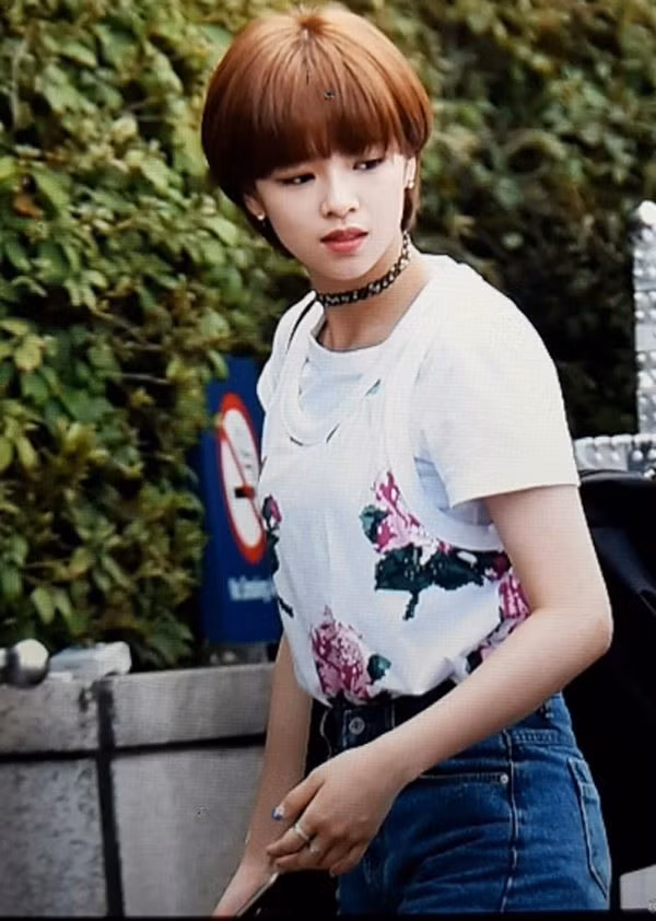 Tóc pixie duỗi cúp kết hợp với mái bằng cũng là lựa chọn vô cùng tuyệt vời dành cho cô nàng mặt "bánh bèo"