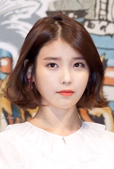 Đính lên một chiếc nơ hoặc cài băng đô tăng thêm phần đáng yêu và xinh xắn.