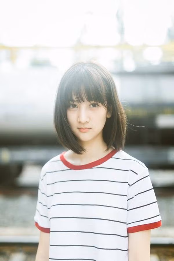 Độ dài tóc đến ngang cằm, suôn thẳng áp vào quai hàm khiến gương mặt trở nên thon gọn, xinh xắn.