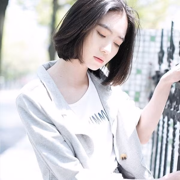 Bạn có thể bấm phồng chân tóc, tạo độ bồnh bềnh giúp gương mặt tròn thêm thanh tú hơn.