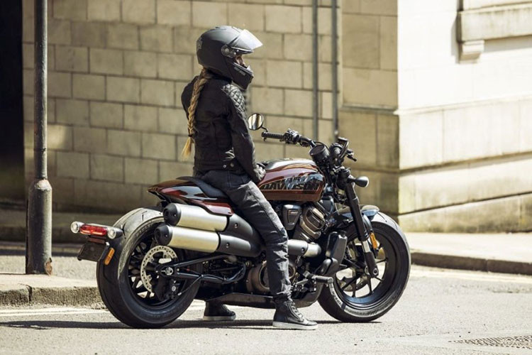 Xe sở hữu 4 chế độ lái bao gồm Sport, Rain, Road và Custom và loạt công nghệ cao như Cornering traction control, Engine Brake, Cornering ABS, Cruise control. Ngoài ra còn một vài tiện ích khác như hệ thống sưởi và cổng sạc USB-C... 