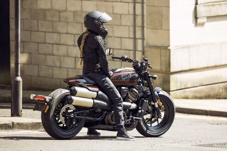 Xe sở hữu 4 chế độ lái bao gồm Sport, Rain, Road và Custom và loạt công nghệ cao như Cornering traction control, Engine Brake, Cornering ABS, Cruise control. Ngoài ra còn một vài tiện ích khác như hệ thống sưởi và cổng sạc USB-C... 